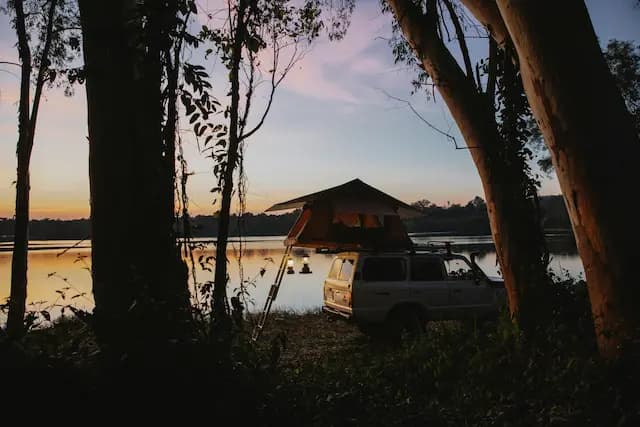 Camper au bord d'un étang