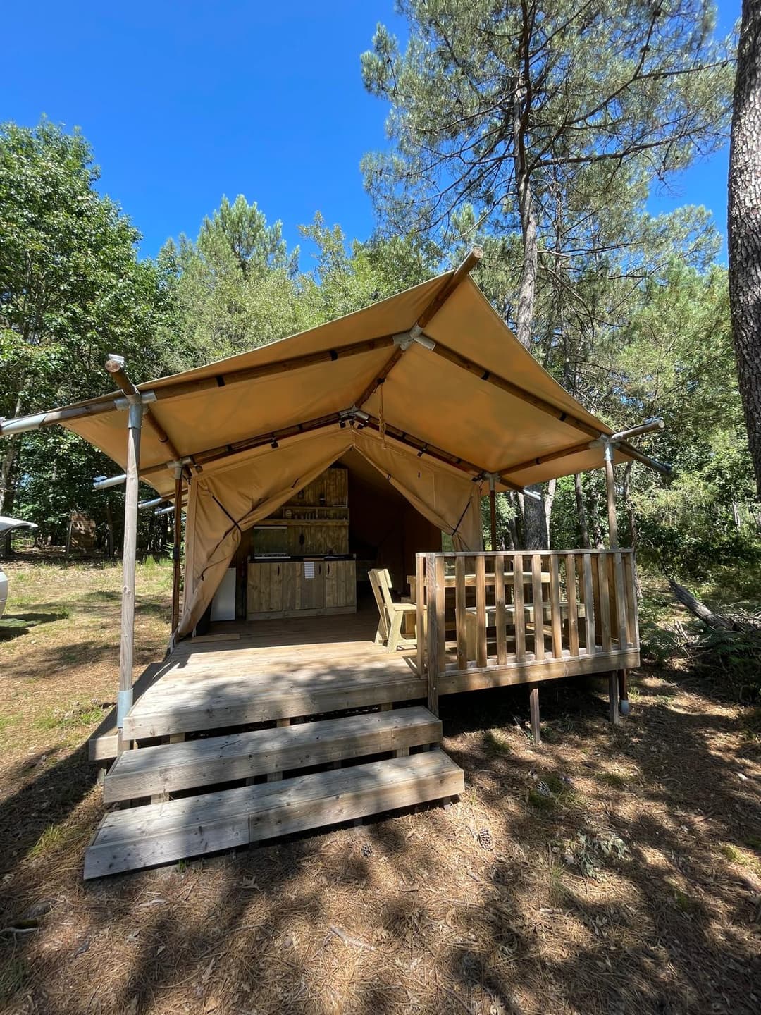 Etang tranquille au cœur d’une forêt de 30 hectares, clos.