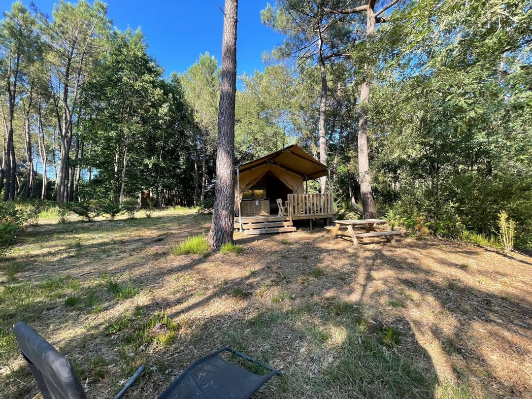 Etang tranquille au cœur d’une forêt de 30 hectares, clos.