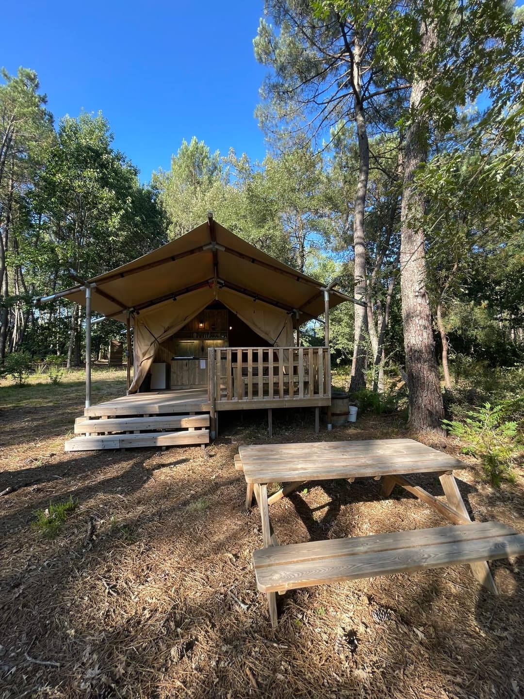 Etang tranquille au cœur d’une forêt de 30 hectares, clos.