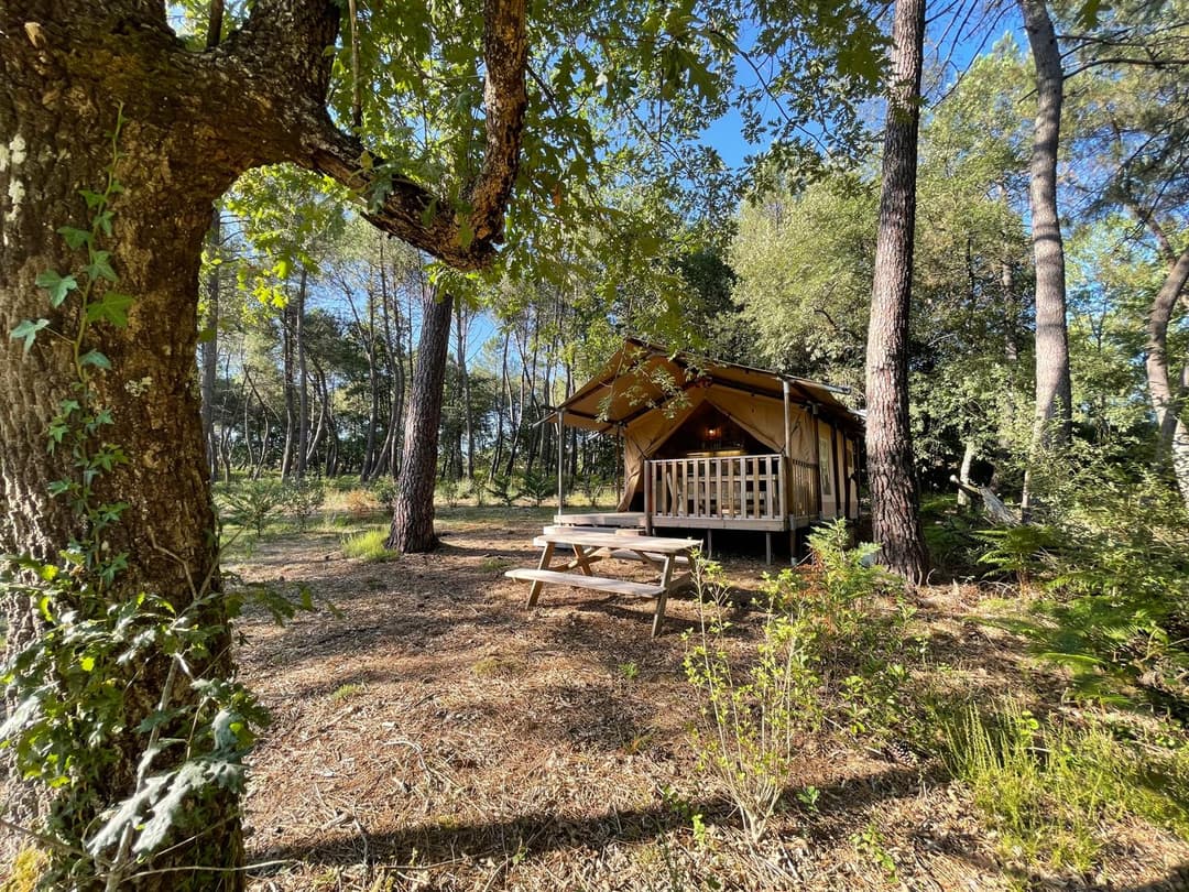 Etang tranquille au cœur d’une forêt de 30 hectares, clos.