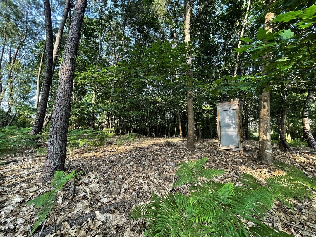 Etang tranquille au cœur d’une forêt de 30 hectares, clos.