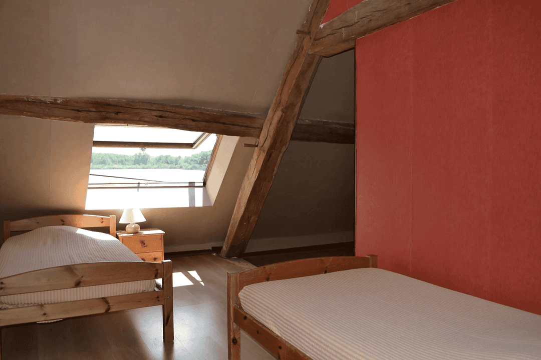 Étang de 18 ha avec gîte 4 couchages regorgeant de gros poissons 