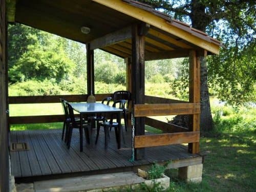 Chalets au bord d’un étangs au cœur du périgord 