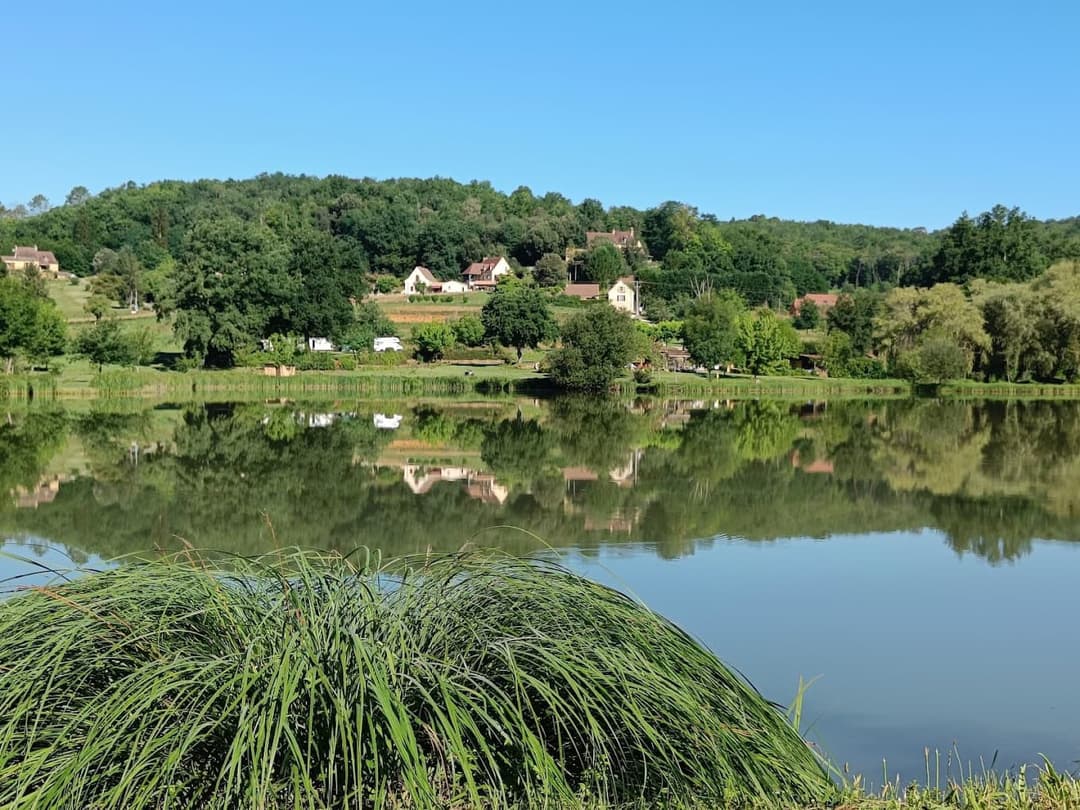 Chalets au bord d’un étangs au cœur du périgord 