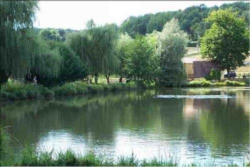 Chalets au bord d’un étangs au cœur du périgord 