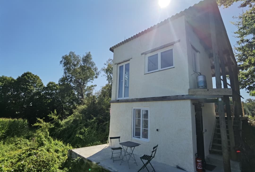 Gîte 4 personnes avec terrasse surplombant l’étang 