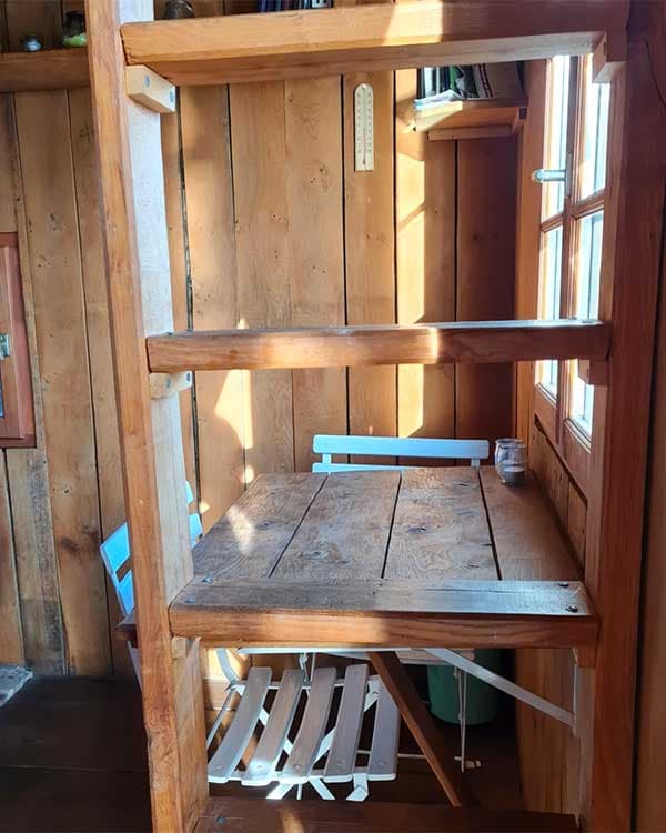 Charmante cabane au milieu d'un étang 
