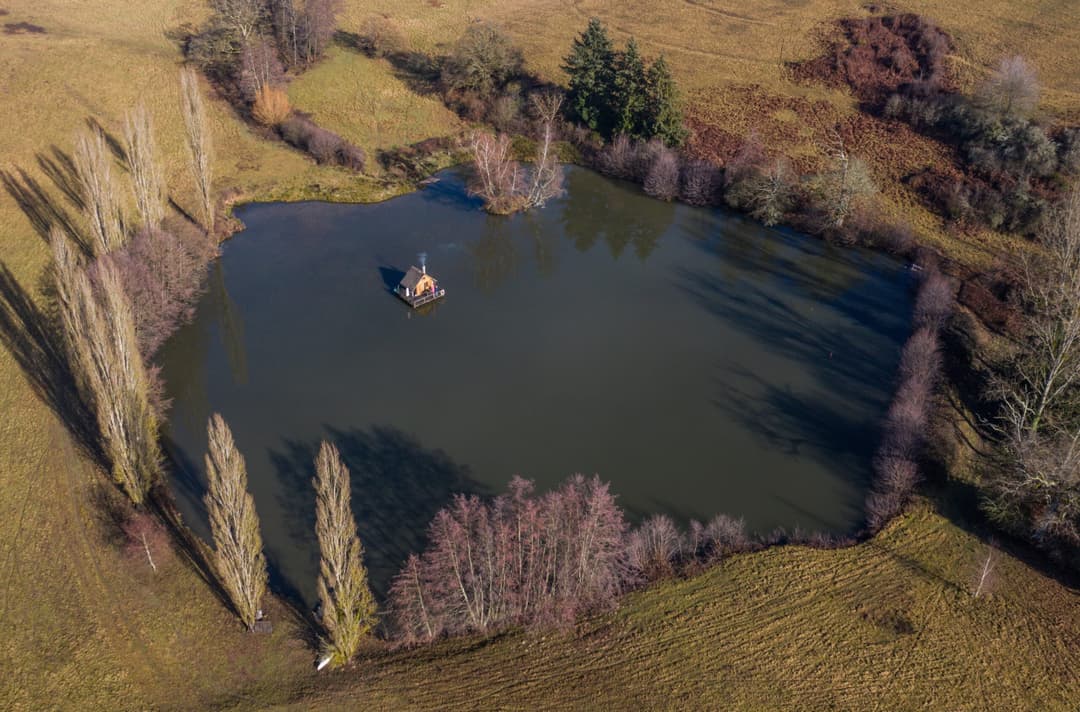 Charmante cabane au milieu d'un étang 