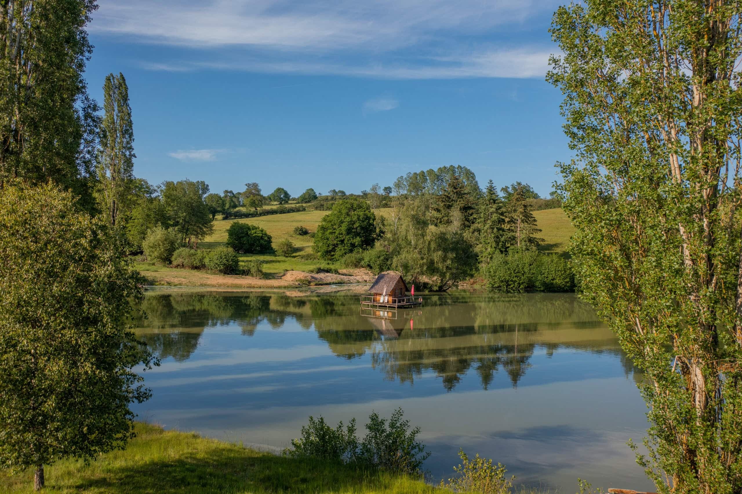 Charmante cabane au milieu d'un étang 
