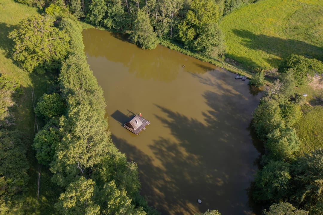 Charmante cabane au milieu d'un étang 