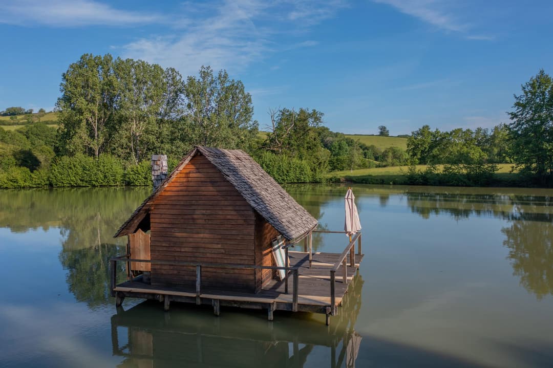 Charmante cabane au milieu d'un étang 