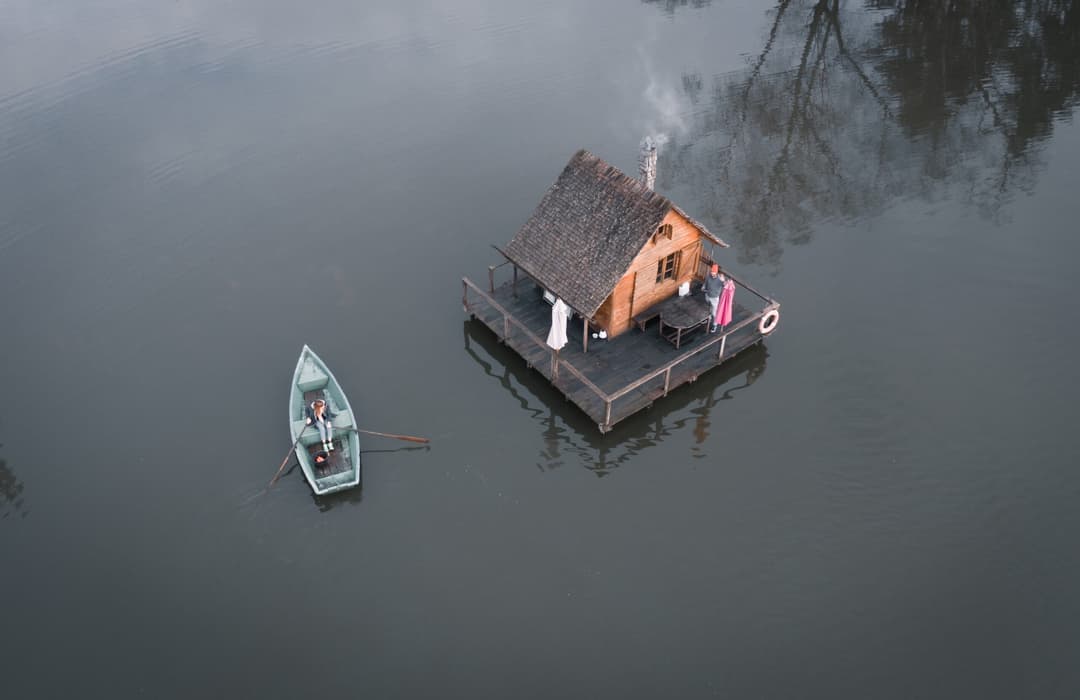 Charmante cabane au milieu d'un étang 