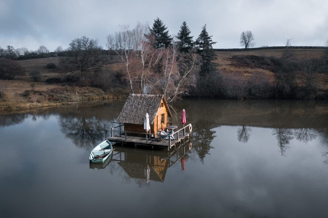 Charmante cabane au milieu d'un étang 