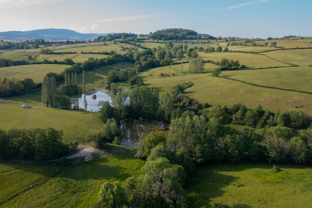 Charmante cabane au milieu d'un étang 