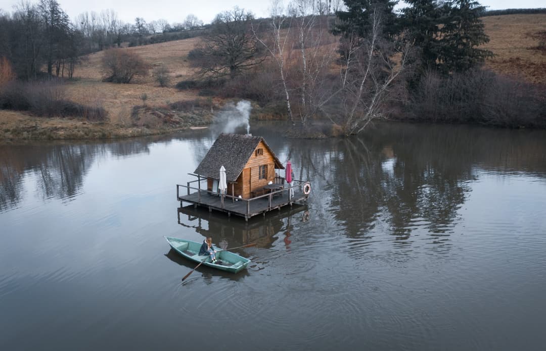 Charmante cabane au milieu d'un étang 