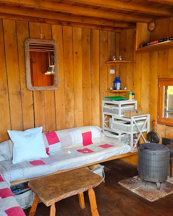 Charmante cabane au milieu d'un étang 