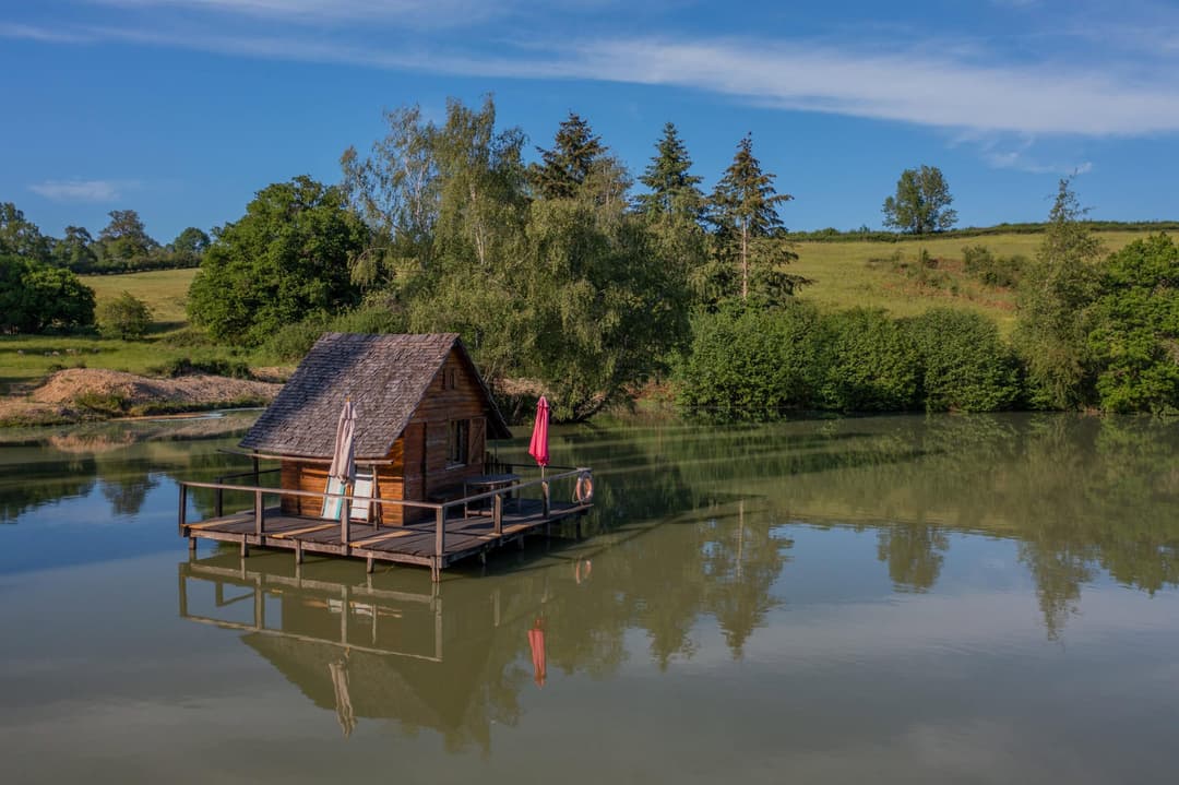 Charmante cabane au milieu d'un étang 