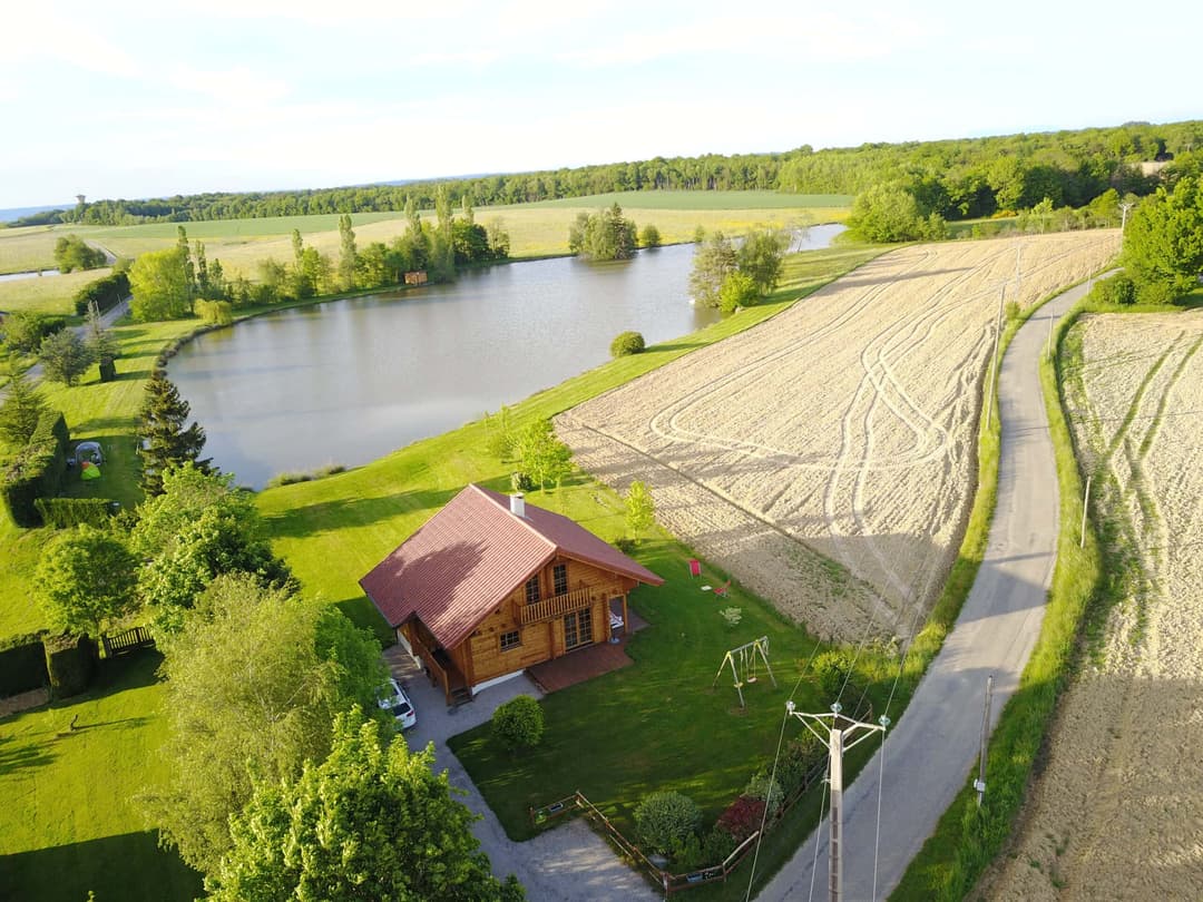 Chalet finlandais pour les amoureux de la nature avec étang privé 