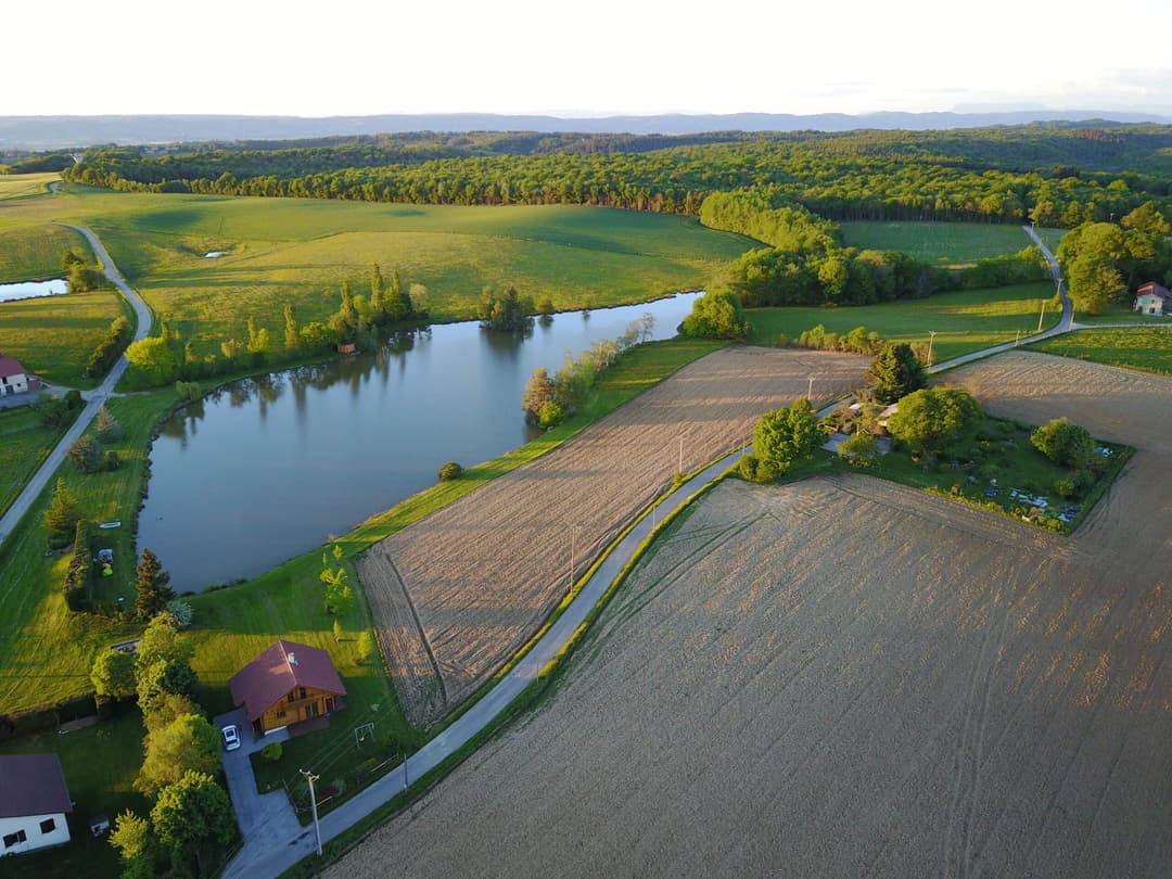Chalet finlandais pour les amoureux de la nature avec étang privé 