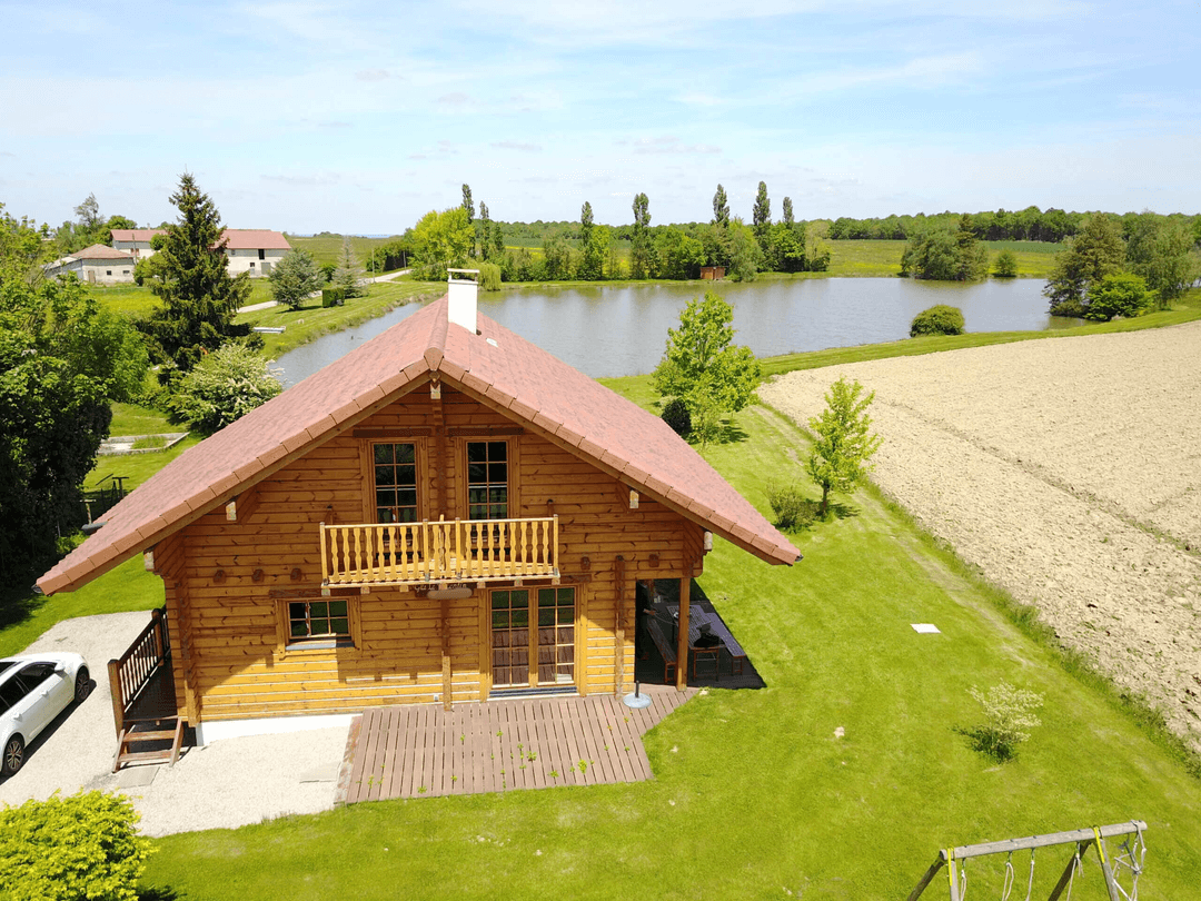 Chalet finlandais pour les amoureux de la nature avec étang privé 