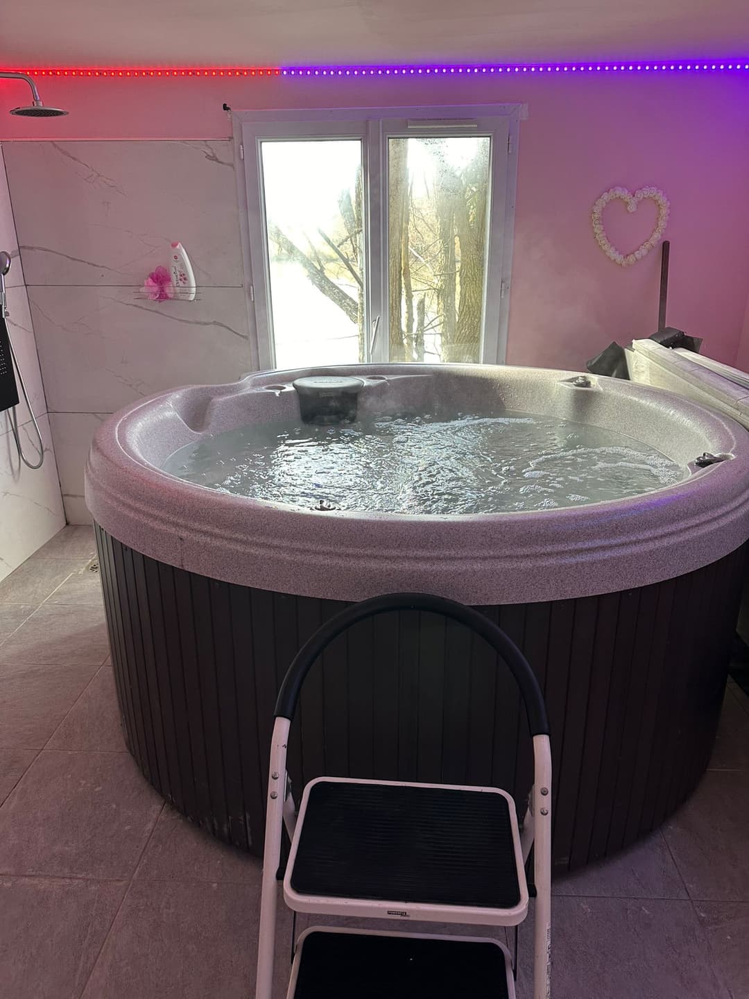 Bungalow 2 tout confort avec étang privé de 3 ha et accès jacuzzi 