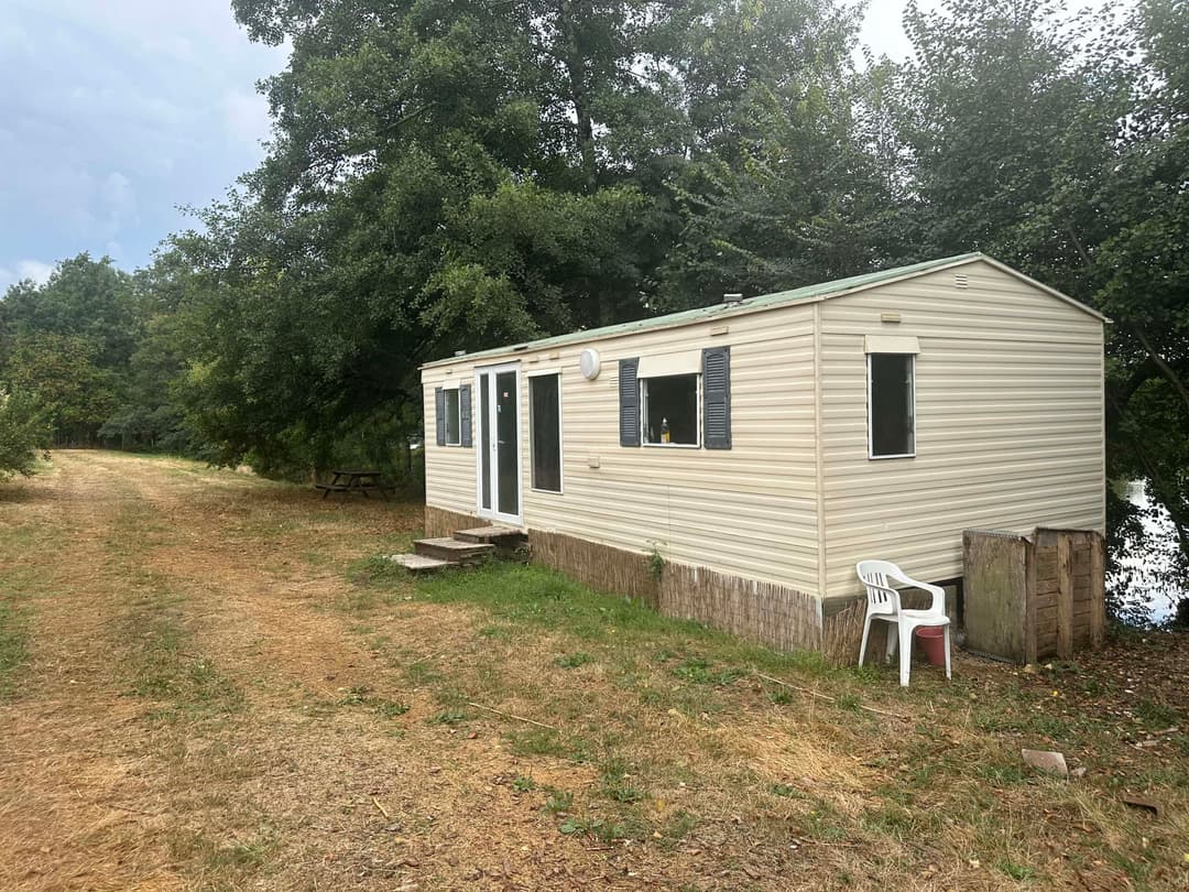 Bungalow 1 tout équipé avec étang de 3ha à deux pas de la ville 