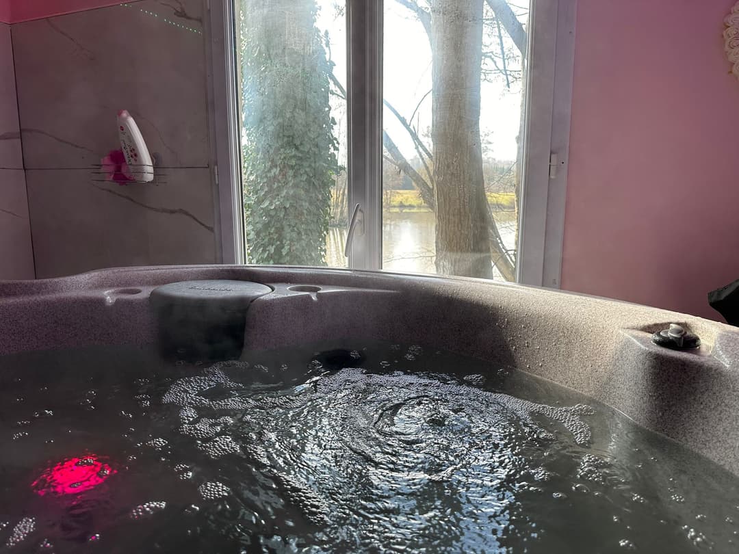 Bungalow 2 tout confort avec étang privé de 3 ha et accès jacuzzi 