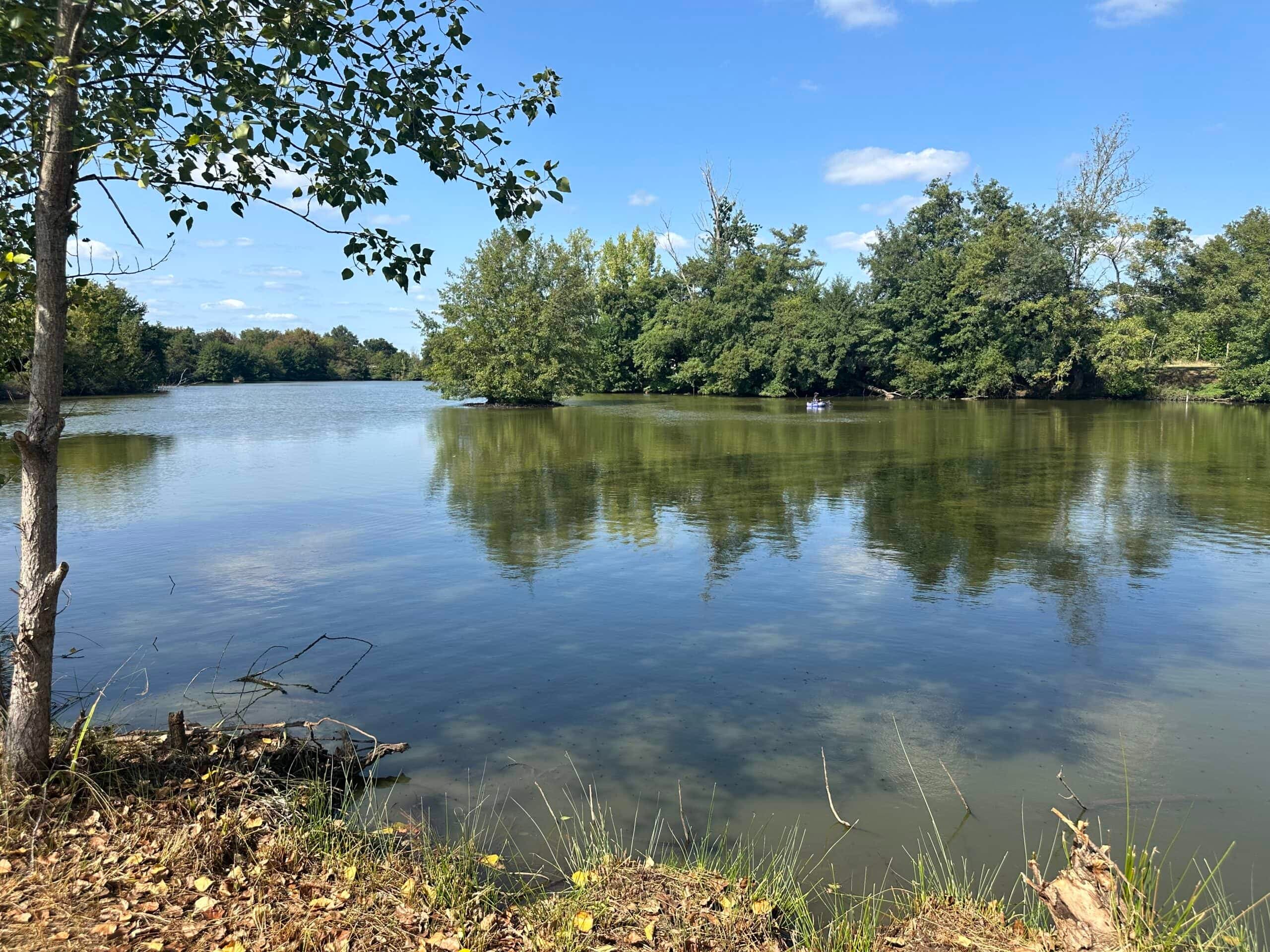 Bungalow 1 tout équipé avec étang de 3ha à deux pas de la ville 