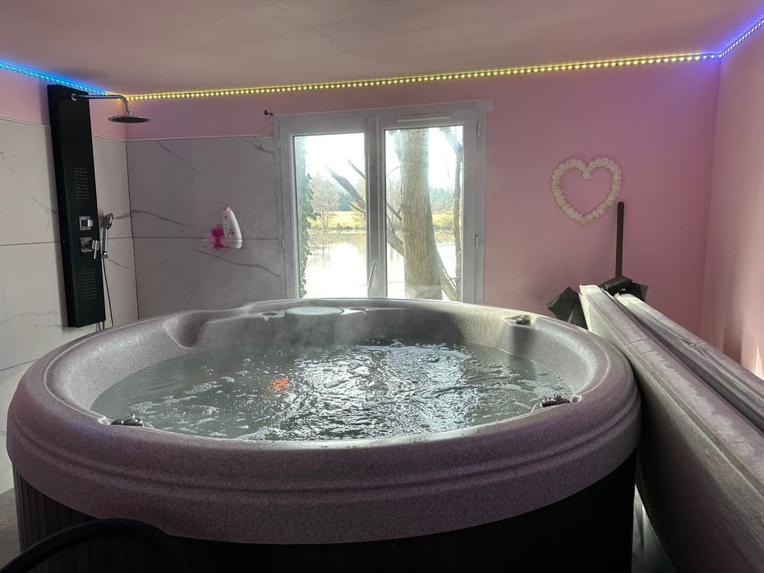 Bungalow 2 tout confort avec étang privé de 3 ha et accès jacuzzi 