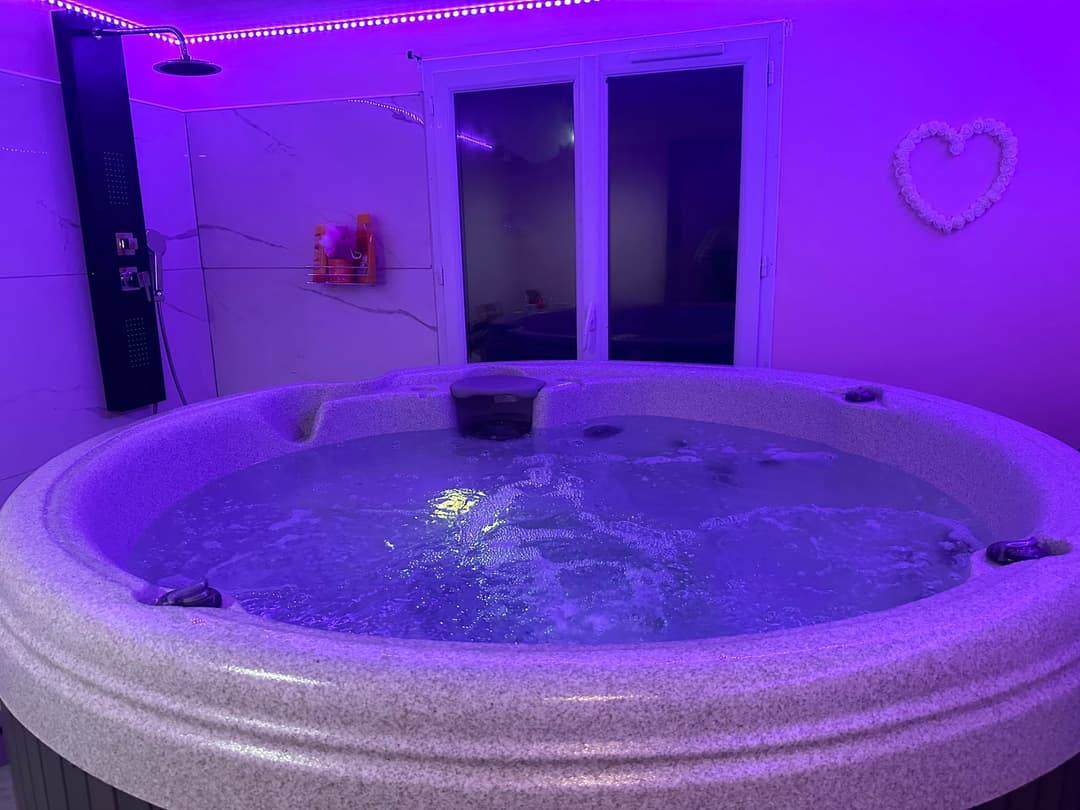 Bungalow 2 tout confort avec étang privé de 3 ha et accès jacuzzi 