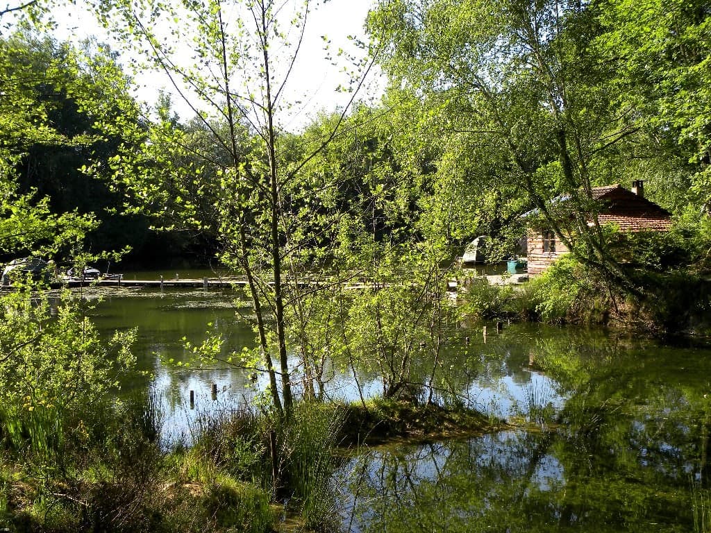 Privatisation d’un étang de 2.5ha avec un chalet 