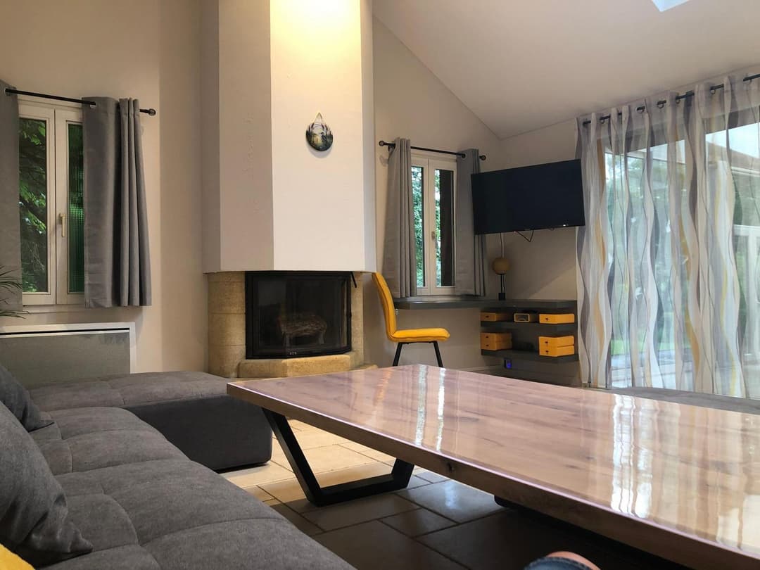 Gîte tout confort pour des vacances de rêve au cœur de la nature avec étang privé pour la pêche 
