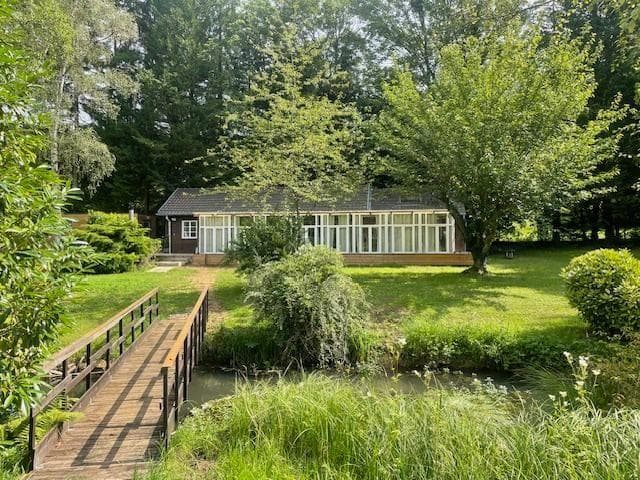 Gîte tout confort pour des vacances de rêve au cœur de la nature avec étang privé pour la pêche 