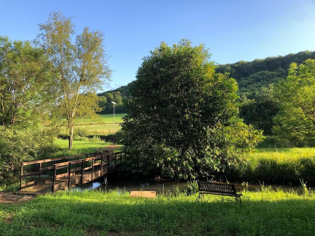 Gîte tout confort pour des vacances de rêve au cœur de la nature avec étang privé pour la pêche 