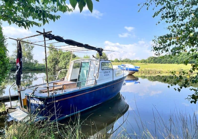 Bateau sur un étang avec ses 3 couchages 