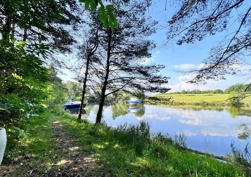 Bateau sur un étang avec ses 3 couchages 