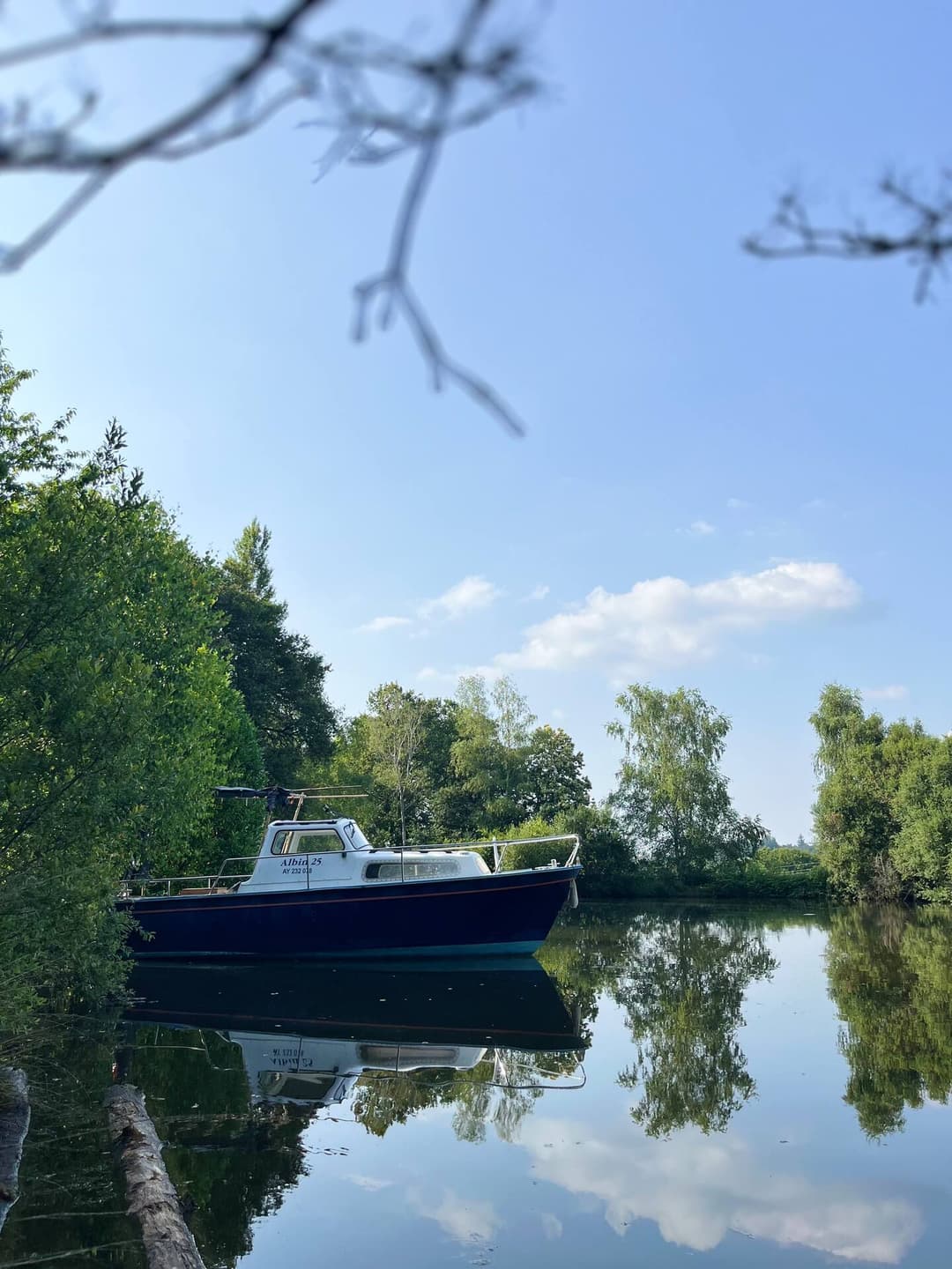 Bateau sur un étang avec ses 3 couchages 