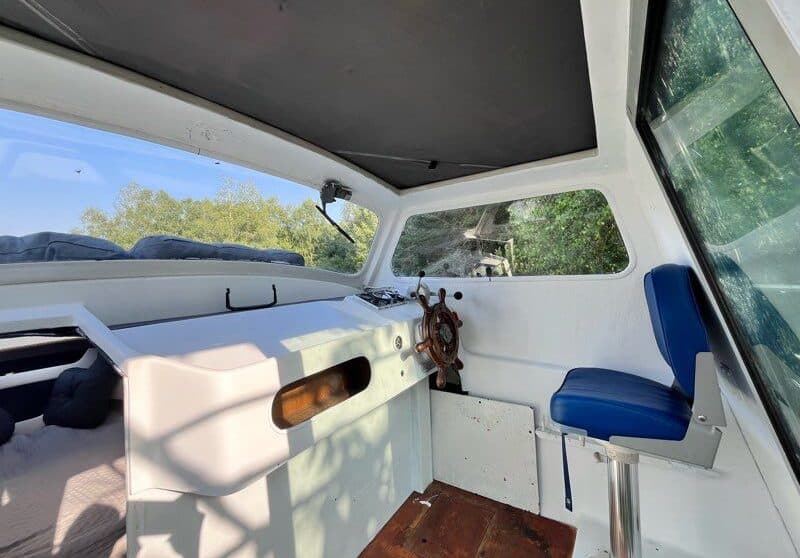 Bateau sur un étang avec ses 3 couchages 