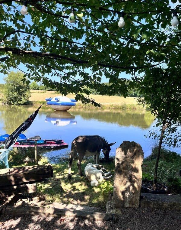 Bateau sur un étang avec ses 3 couchages 