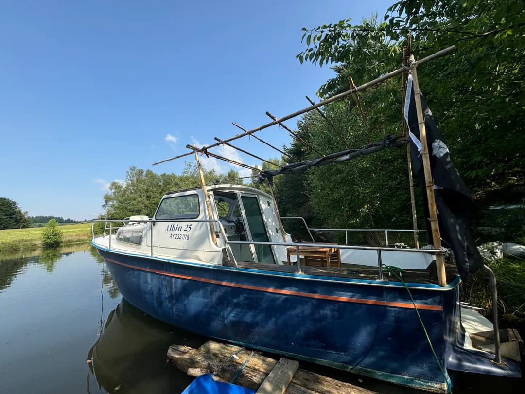 Bateau sur un étang avec ses 3 couchages 