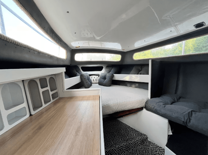 Bateau sur un étang avec ses 3 couchages 