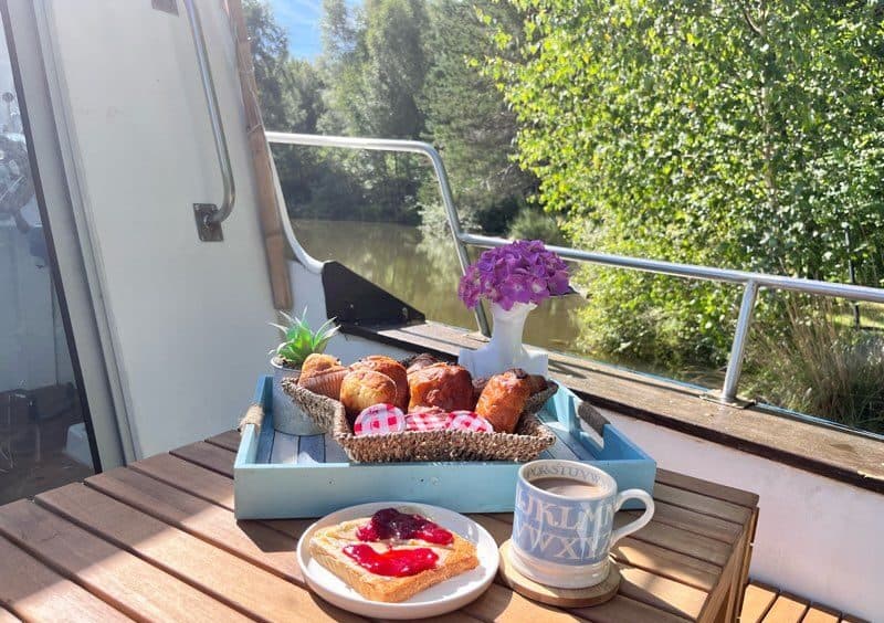 Bateau sur un étang avec ses 3 couchages 