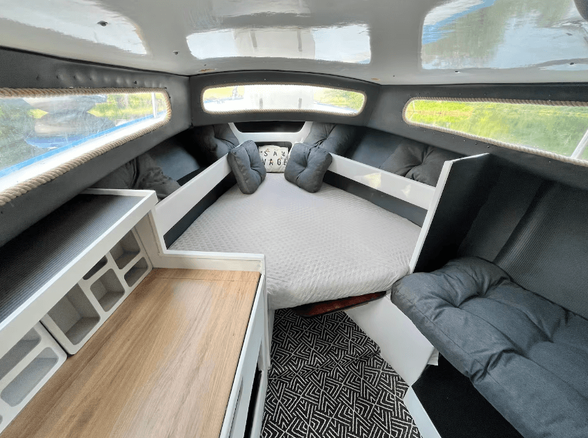 Bateau sur un étang avec ses 3 couchages 