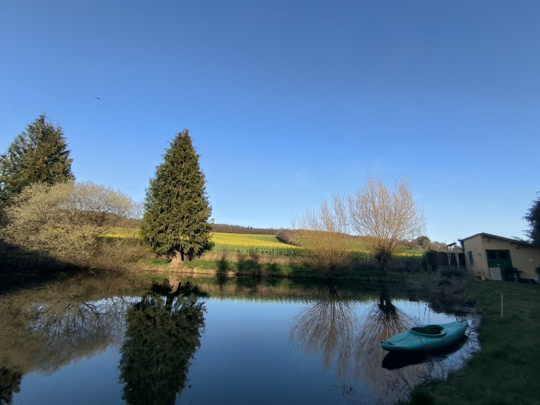 Etang de pêche clos avec petit air de jeux