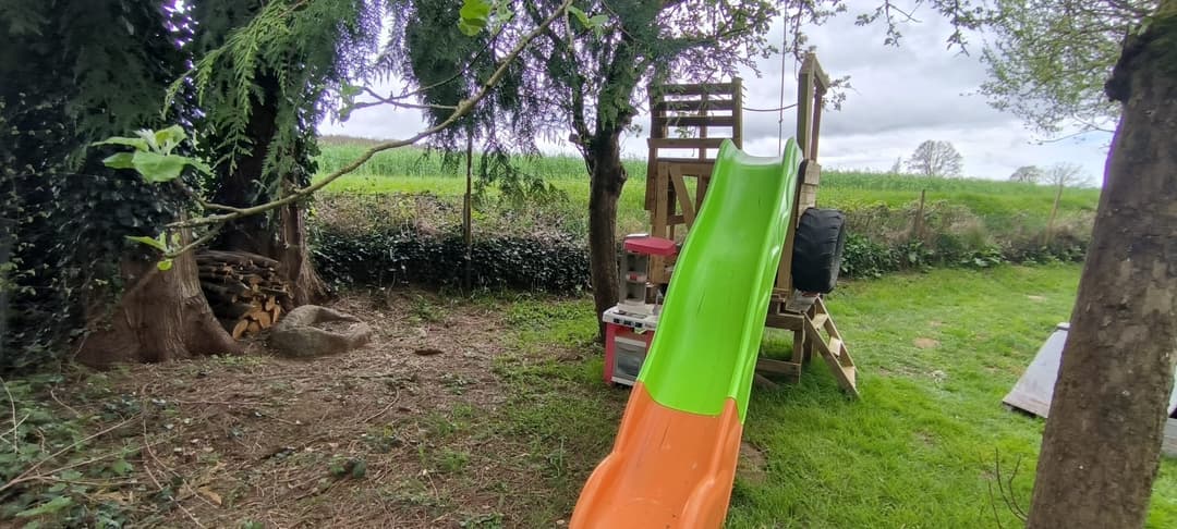 Etang de pêche clos avec petit air de jeux