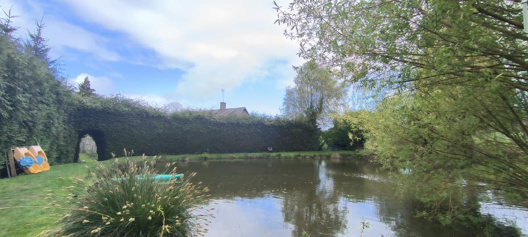 Etang de pêche clos avec petit air de jeux