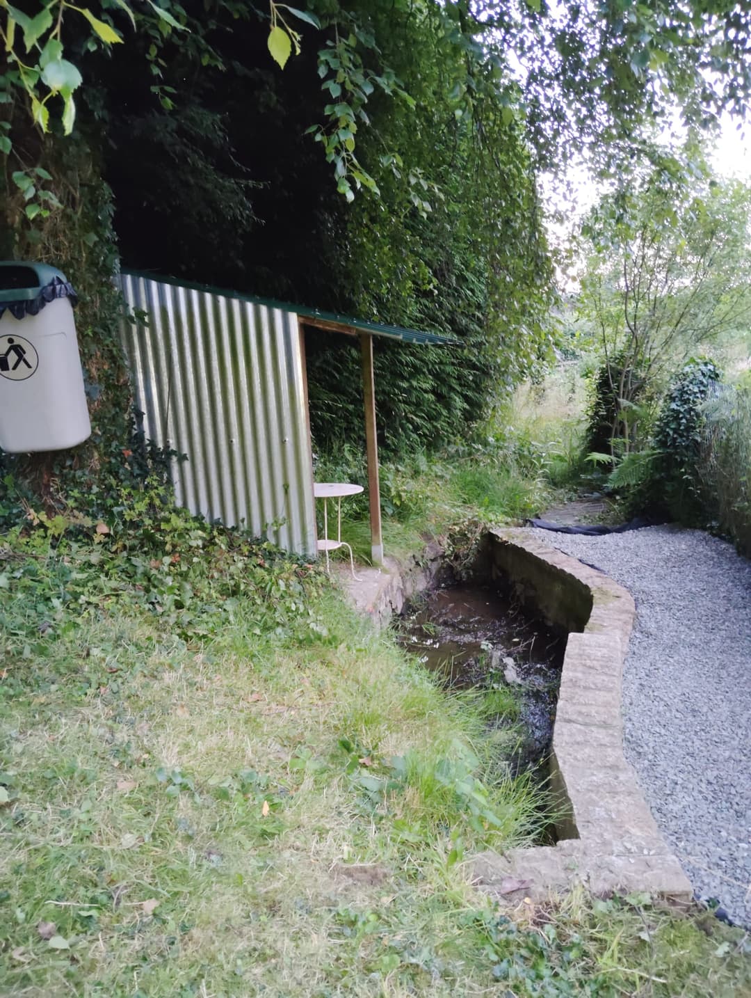 Etang de pêche clos avec petit air de jeux