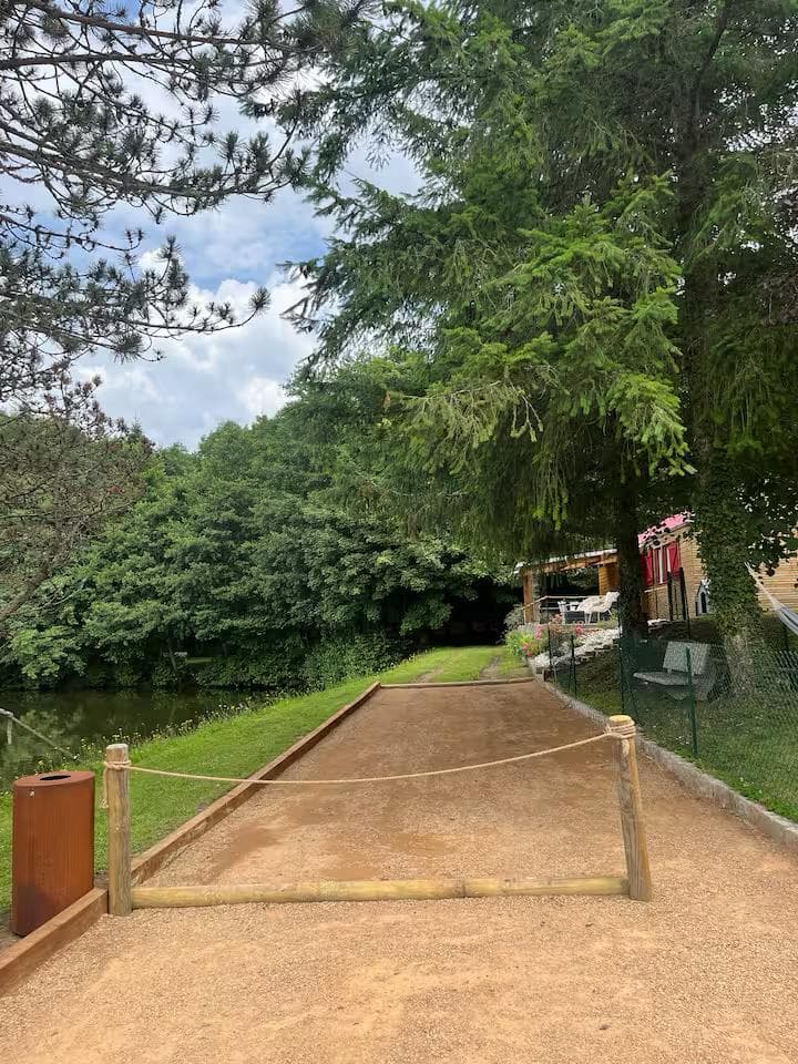 Chalet familial avec étang privé et grand jardin en Auvergne 