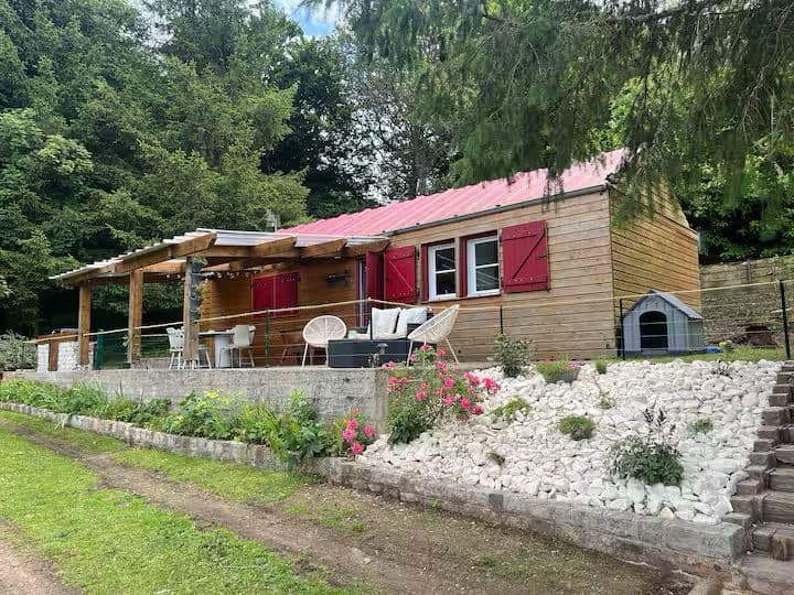 Chalet familial avec étang privé et grand jardin en Auvergne 